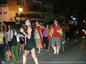 Celebrando la victoria hasta con muletas