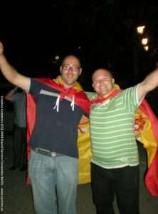Aficionados con la capa de España