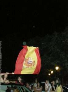 Bandera de España ondeando