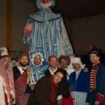 Mariano el Gigante Perlé entre miembros de Asoc. Carnaval de Herencia DO y Barco de Colegas