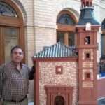 Jesús Fdez-Hijicos junto a su maqueta de la iglesia parroquial