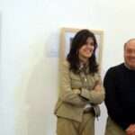 Maria Jesús Pelayo y Javier Mateo junto a la exposición