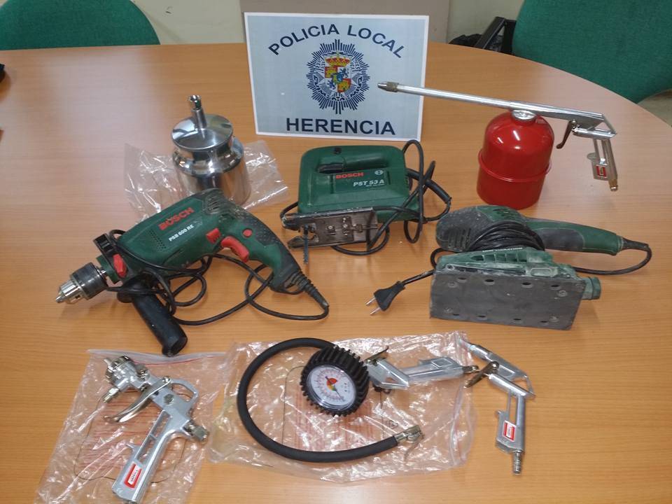 Objetos recuperados por la policia tras el robo en el teleclub de Herencia