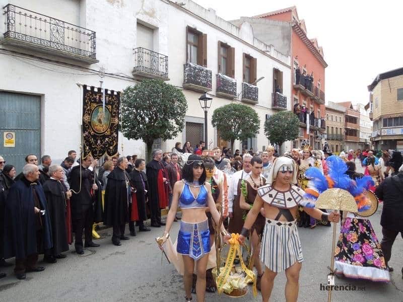 Grupos de carnaval entrando a ofrecer delante del estandarte de ánimas de Herencia