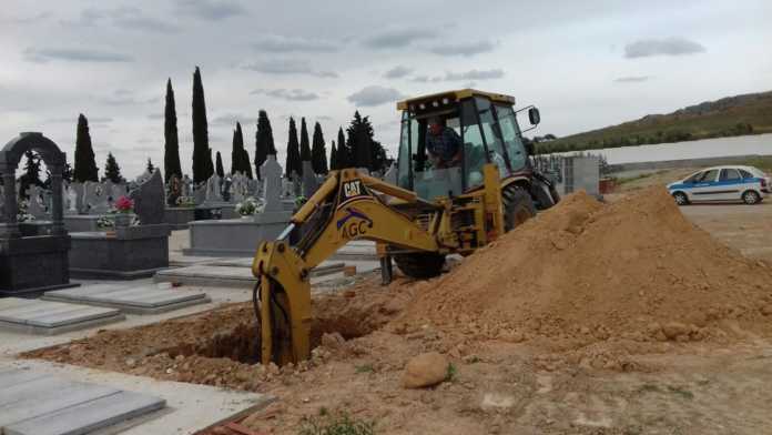 Inicio de la construcción de 14 nuevas fosas en el cementerio