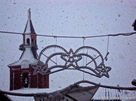 torre de la iglesia de la Inmaculada con nieve