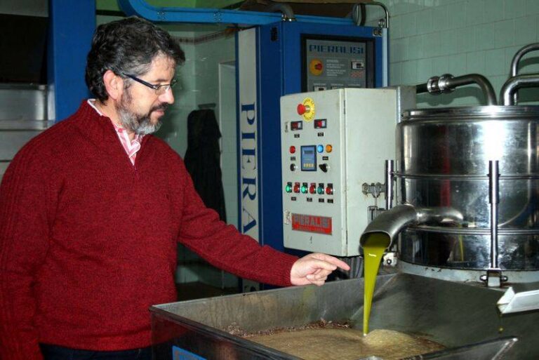 Cooperativa Al mazarera La Encarnacion. Manuel José Díaz-Pacheco, presidente con aceite reciente