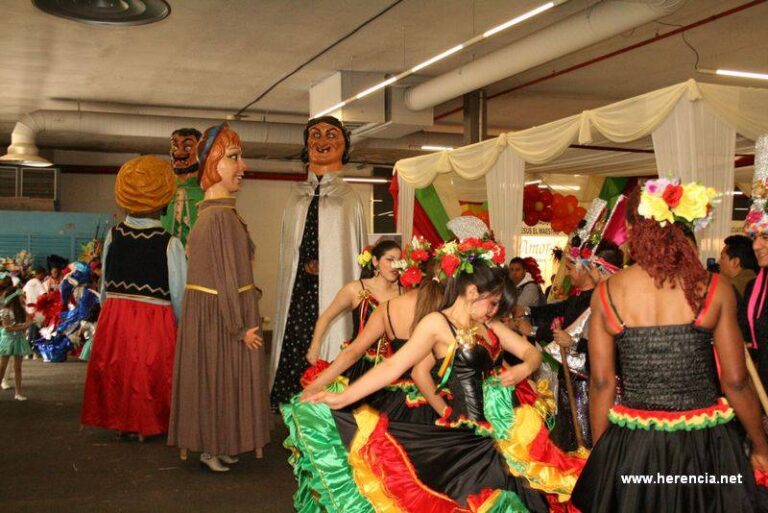 Gigantes herencianos durante un desfile de la VI Feria de las Américas