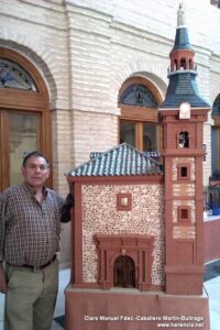 Jesús Fdez-Hijicos junto a su maqueta de la iglesia parroquial Jesús Fdez-Hijicos junto a su maqueta de la iglesia parroquial