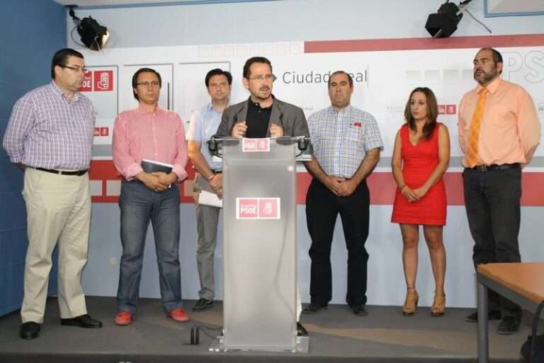 Alclades socialistas durante la rueda de prensa