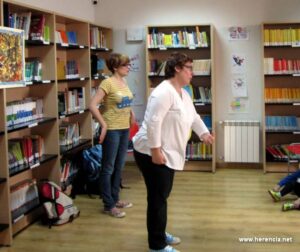 herencia cuentacuentos a Prado Iniesta y Ana Fernández-Conde durante un cuentacuentos en la biblioteca municipal de Herencia