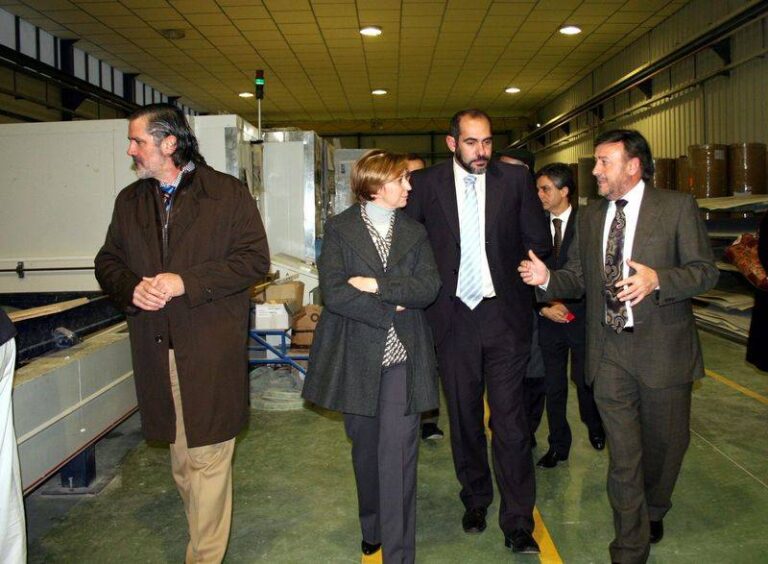 Foto de Archivo: El alcalde de Herencia junto a la anterior Vicepresidente de la JCCM visitan Tecnove