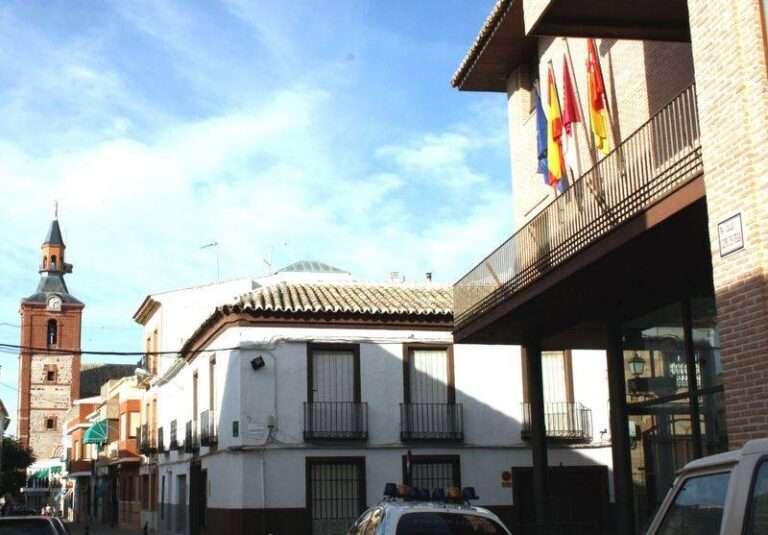 Ayuntamiento de Herencia con la iglesia parroquial al fondo