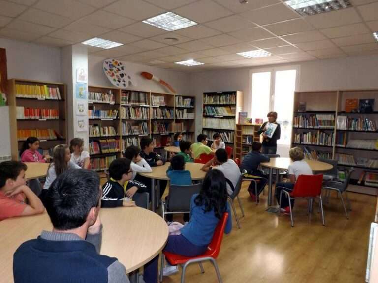 Visita de un grupo de escolares a la biblioteca de Herencia