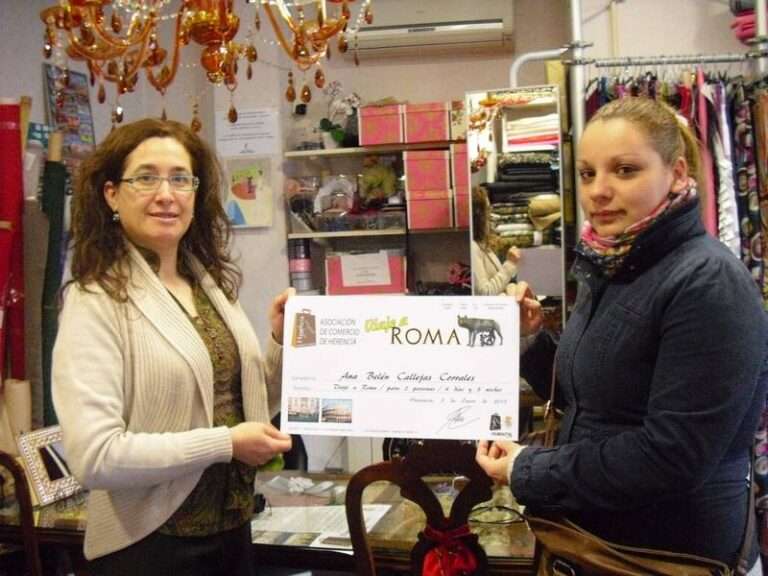 Mercedes Galán, junto a Ana Belén Callejas ganadora del viaje de la Asociación del Comercio de Herencia