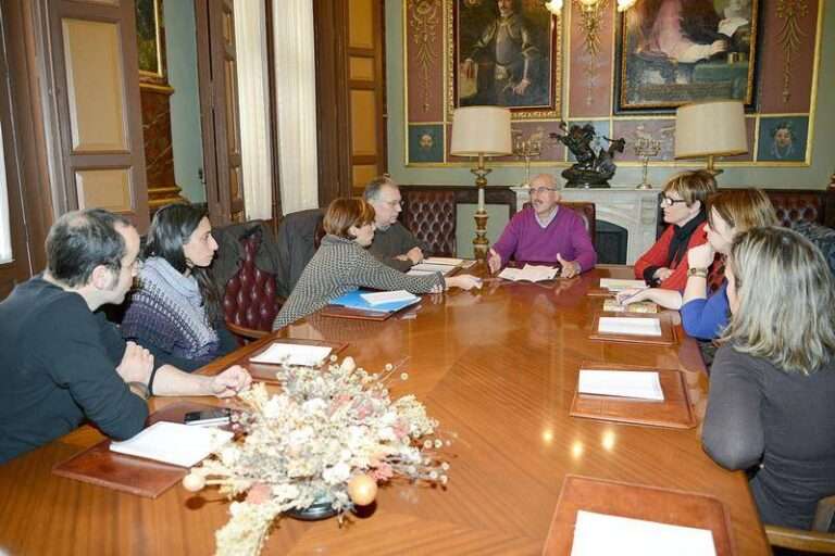 Reunión de la Asociación de Bibliotecarios de Ciudad REal con responsables de la diputación1