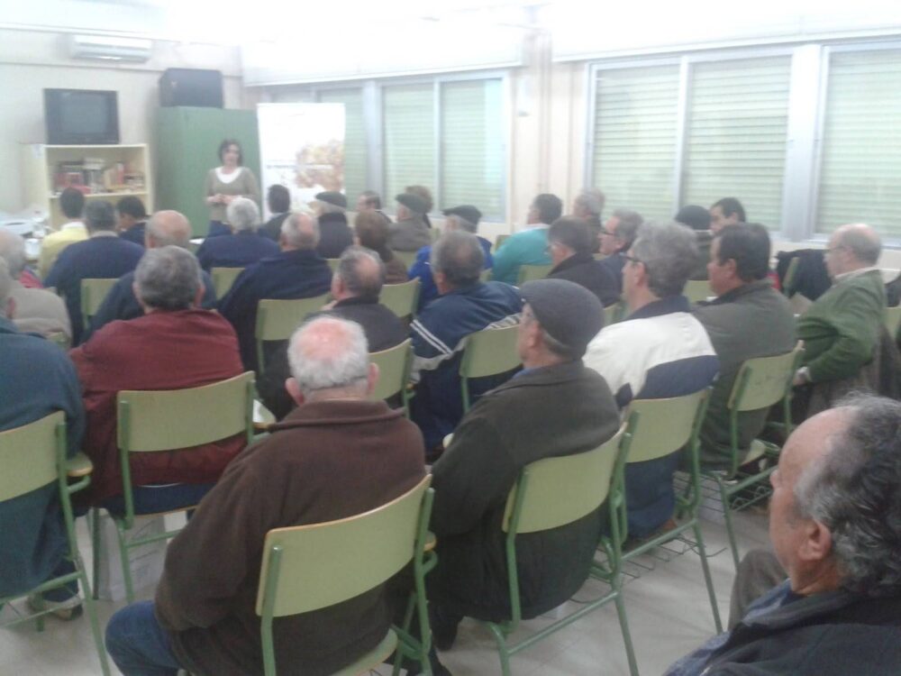 Socios de la almazara "La Encarnación" reciben un curso sobre fetilizantes para el olivar