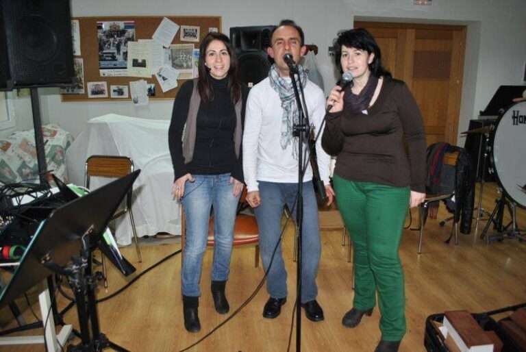 Herencia_Mercedes Callejas, Miguel García y Mariavi Díaz vocalistas de Cis Adar
