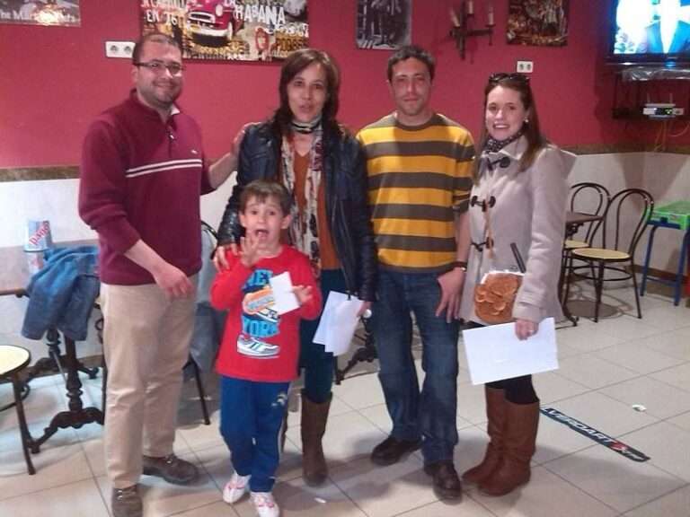 Miembros de la Asociación de Amigos del Vino junto a los propietarios del bar ganador