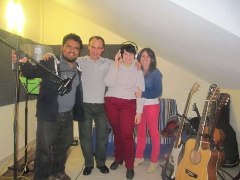 miembros de Cis Adar junto a Roberto Vega