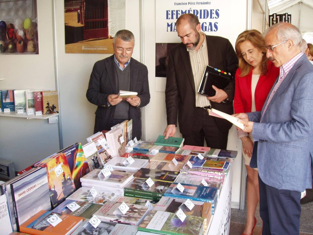 Jesus Fernández visita el stand de la diputación en la Feria del Libro de Ciudad Real