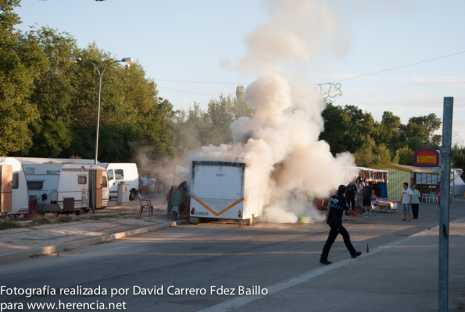 Intentando extinguir el incendio en Feria y Fiestas de Herencia 2013
