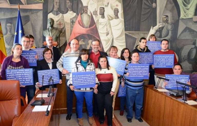Personas con discapacidad de 13 centros han expuesto sus reivindicaciones en un singular Pleno en la Diputación