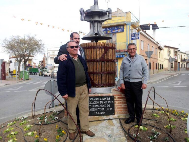 Alcalde de Herencia y representantes de la Asociación de Vecinos y de la Hermandad de San Antón, en la prensa