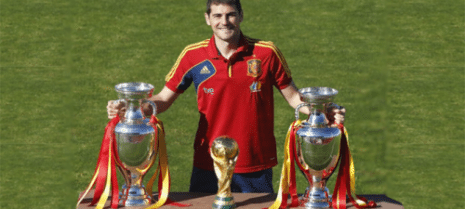 IIker casillas junto a las copas de Europa y del mundo ganadas por la selección española de fútbol