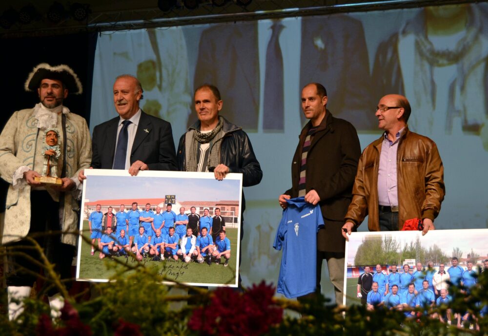Entrega obsequio de los veteranos de fútbol de Herencia a Vicente del Bosque