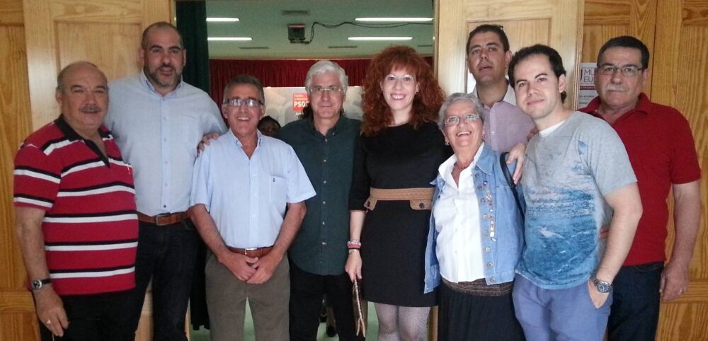 José María Barreda junto a varios miembros de la asgrupación socialista de Herencia