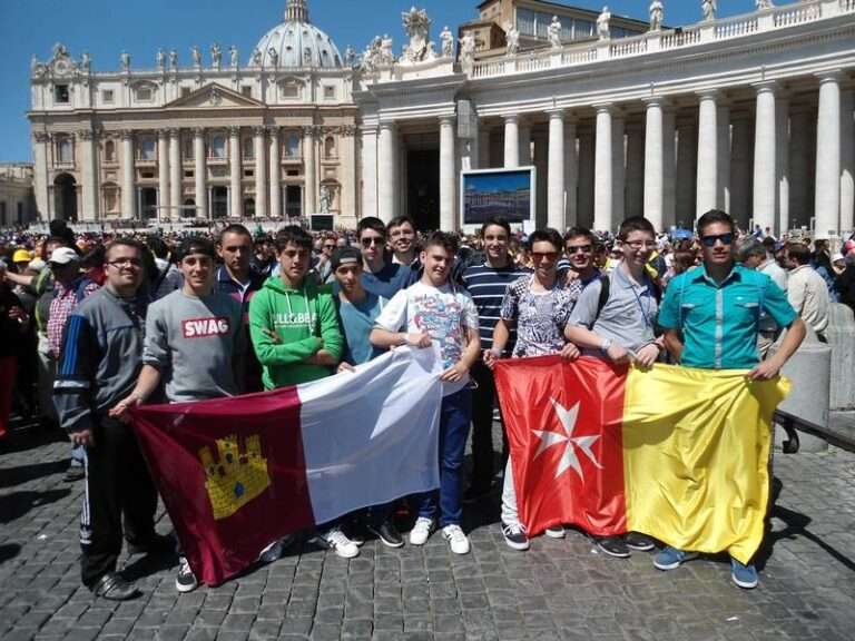 Alumnos del colegio de padres mercedarios en el Vaticano con las banderas de Castilla-La Mancha y Herencia