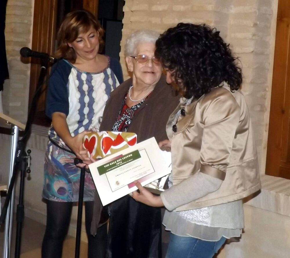 Emilia Garbi recoge su nombramiento como lectora honorífica de la biblioteca de Herencia