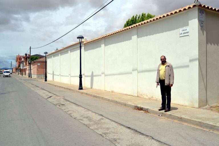 El alcalde Jesús Fernández junto a las obras del colector de la calle Jardines de Herencia