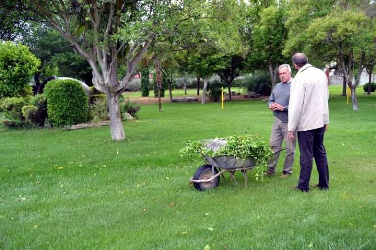Jesús Fernandez junto al jefe de jardinería municipal de Herencia