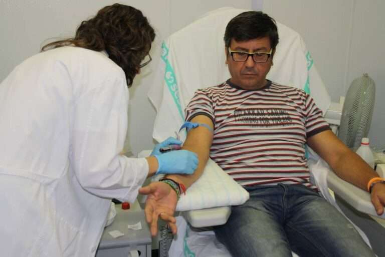 Carlos Montanes donando sangre para médula