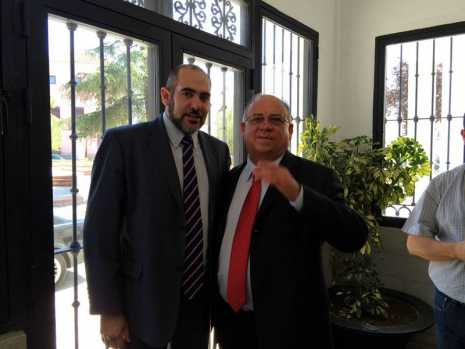 El alcalde de Herencia, Jesús Fernández, durante su reunión con el embajador de Venezuela, Mario Ricardo Isea