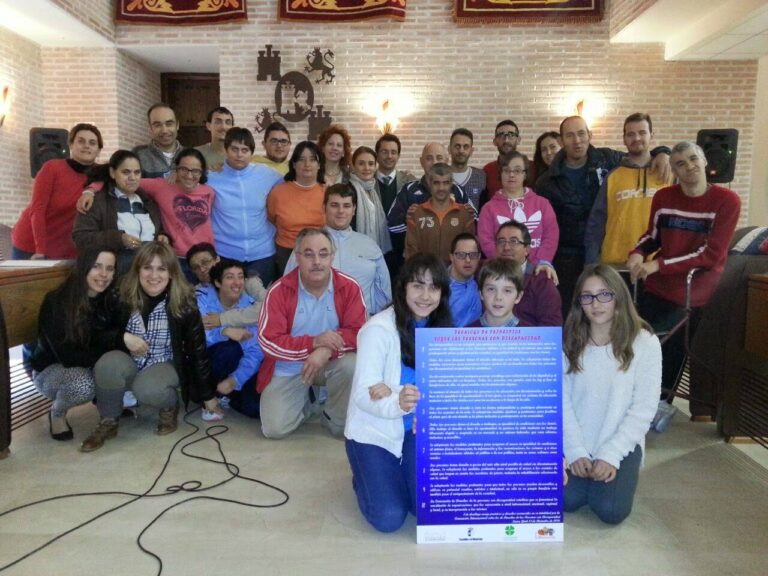 Alumnos del CEIP Carrasco Alcalde junto a usuarios del Centro Ocupacional El Picazuelo