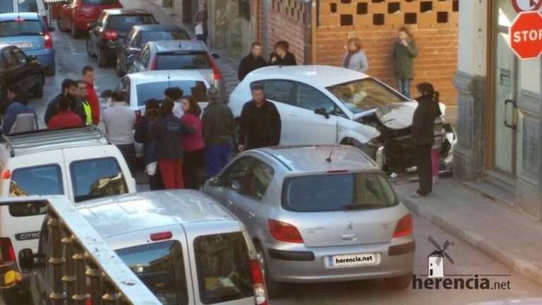 Accidente de coche en Plaza de España y vecinos alrededor