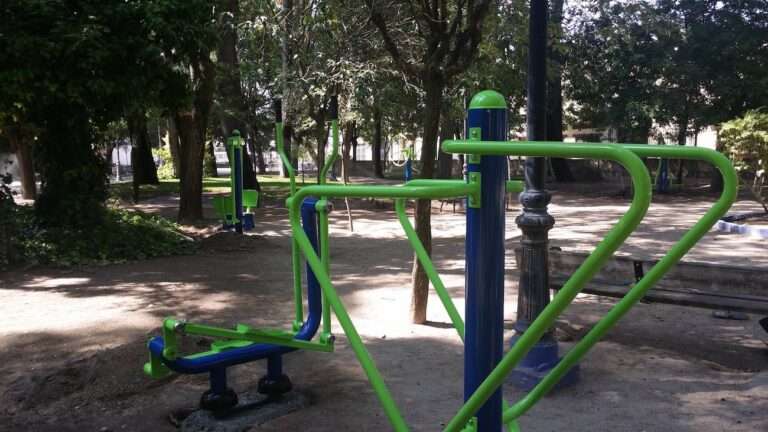 circuito de máquinas de gimnasia en el Parque Municipal