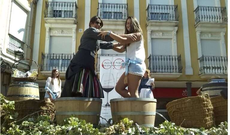 Pisada de uva durante la III fiesta de la vendimia de Herencia