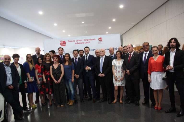 Fotografía de familia premiados AJE Albacete en XV edición