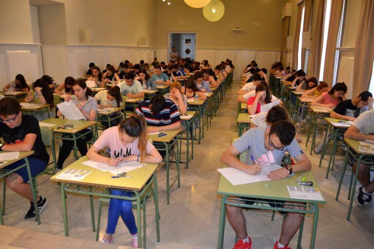 alumnos haciendo la paeg selectividad 2016