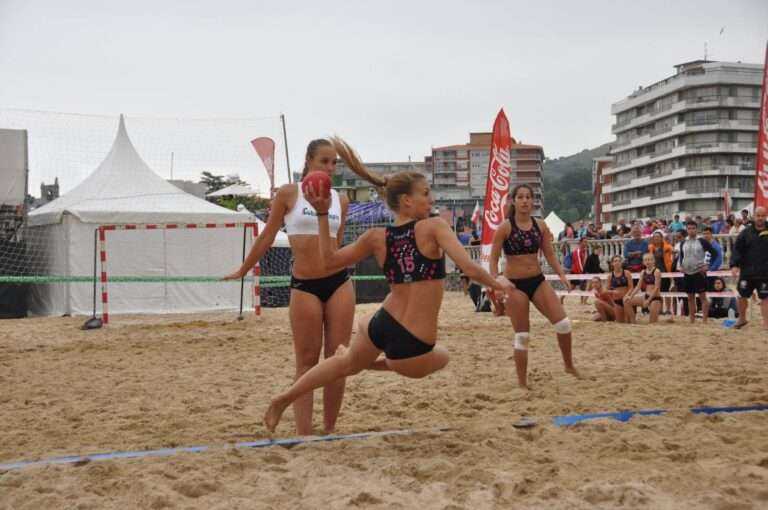 Imágenes del primer día de competición en el Campeonato de España de Balonmano Playa, que se celebra entre el 1 y el 3 de agosto en el municipio cántabro de Laredo.