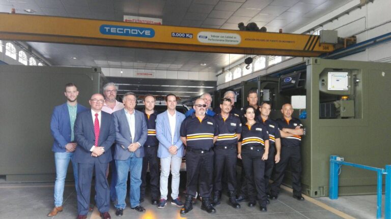 Grupo de protección civil, ayuntamiento y representantes de grupo tecnove