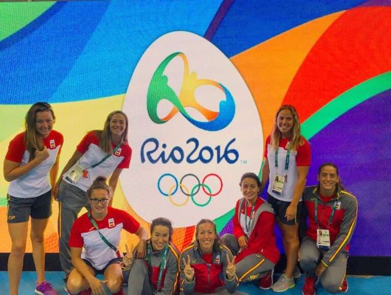 Equipo Olímpico de Natación Femenino español a su llegada a Río 2016