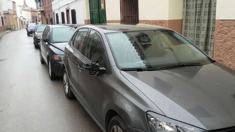 Retrovisores destrozados en Calle Matallana en Herencia (Ciudad Real).