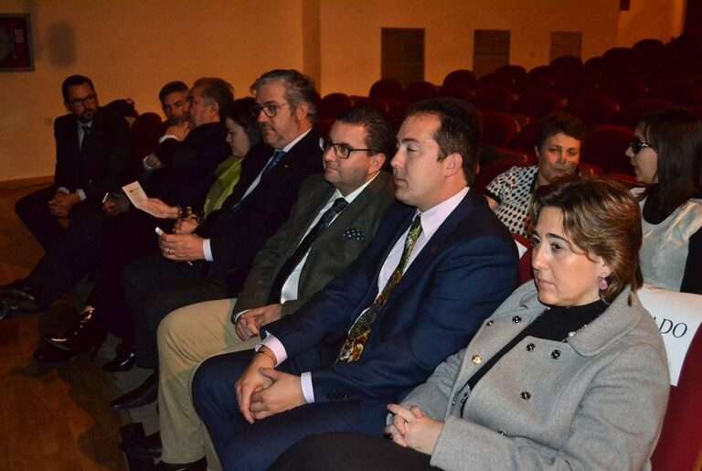 Autoridades y representantes de empresas en Gala del Cine.
