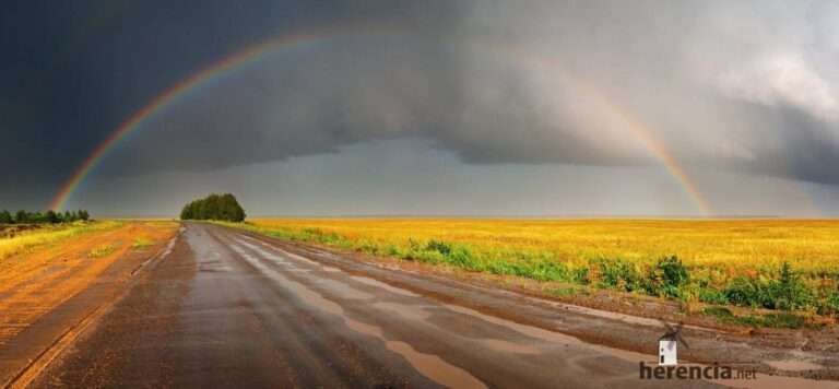 Campo con lluvias y arcoiris