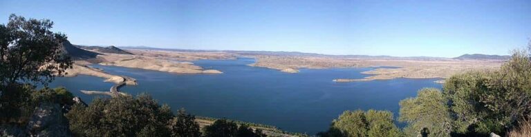 Cerro Masatrigo y embalse de la Serena. Foto Wikimedia.